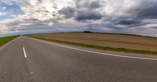 Langzaam Draaiend Landschap Met Weg Groen Veld Een Kleine Planeet — Stockvideo