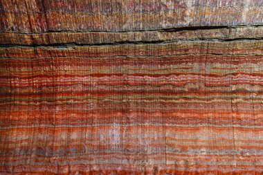 Yeraltı çok renkli arkaplan parçası potasyum ve sodyum tuzlarında duvarda büyük sondaj ekipmanı izleri var. 