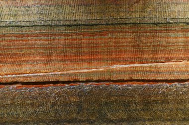 Yeraltı çok renkli arkaplan parçası potasyum ve sodyum tuzlarında duvarda büyük sondaj ekipmanı izleri var. 