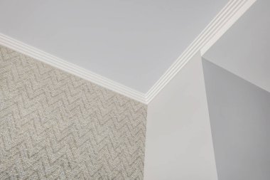 Köşe tavanının ayrıntıları. Karmaşık kartonpiyerlerle süslenmiş.. 