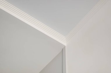 Köşe tavanının ayrıntıları. Karmaşık kartonpiyerlerle süslenmiş.. 