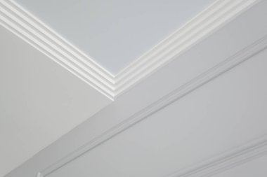 Köşe tavanının ayrıntıları. Karmaşık kartonpiyerlerle süslenmiş.. 