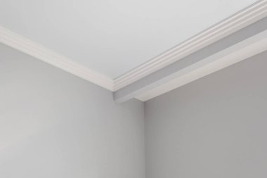 Köşe tavanının ayrıntıları. Karmaşık kartonpiyerlerle süslenmiş.. 