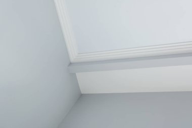 Köşe tavanının ayrıntıları. Karmaşık kartonpiyerlerle süslenmiş.. 