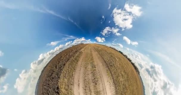 Pequeno Planeta Gira Belo Céu Azul Com Nuvens Chuva Transformação — Vídeo de Stock