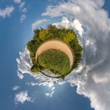 Mavi gökyüzünde, güneşli ve güzel bulutlu küçük yeşil bir gezegen. Küresel panoramanın 360 derece dönüşümü. Küresel soyut hava görüntüsü. Uzayın eğriliği.