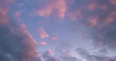 Koyu mavi kıvırcık bulutların hızlandırılmış klibi, akşam üstü rüzgarlı havada süzülüyor.