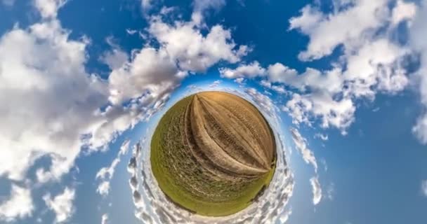 Pequeno Planeta Gira Belo Céu Azul Com Nuvens Fofas Transformação — Vídeo de Stock