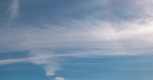 Timelapse Fundo Céu Azul Com Minúsculo Stratus Cirrus Nuvens Listradas — Vídeo de Stock