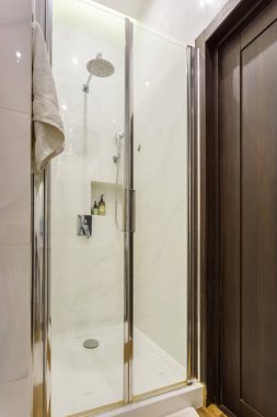  Köşedeki duş kabininin detayları. Duş eklentisi ve lavabolu su. Pahalı banyo musluğu.