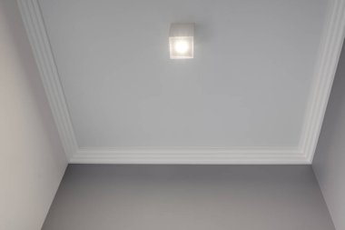 Köşe tavanının ayrıntıları. Karmaşık taç kalıplarıyla süslenmiş.. 