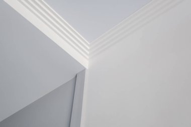 Köşe tavanının ayrıntıları. Karmaşık taç kalıplarıyla süslenmiş.. 