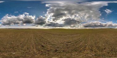 Tam dikişsiz küresel hdri panorama 360 derece açı Baharda tarım alanları arasında harika bulutlar eşdikdörtgen projeksiyon, hazır VR AR sanal gerçeklik içeriği