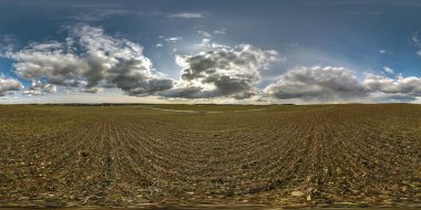 Tam dikişsiz küresel hdri panorama 360 derece açı Baharda tarım alanları arasında harika bulutlar eşdikdörtgen projeksiyon, hazır VR AR sanal gerçeklik içeriği