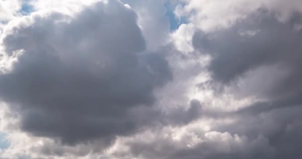 ふわふわの小さな縞模様の雲の多くの層で青い空の背景の時間経過 風の強い日 — ストック動画