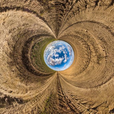 Mavi gökyüzü topu girdabın ortasında asfalt yolda ya da tarlada. Küresel panorama 360 derecedeki küçük gezegen dönüşümünün tersi. Küresel soyut görüş. Uzayın eğriliği.