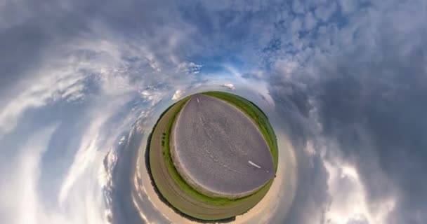 Вращающийся Круговой Ландшафт Дорожным Зеленым Полем Маленькую Планету Красивом Вечернем — стоковое видео