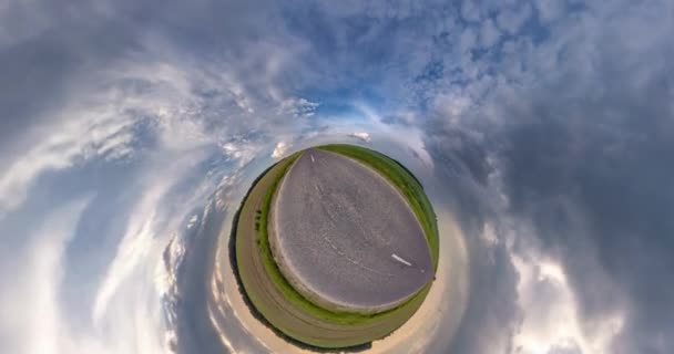 Ronddraaiend Landschap Met Weg Groen Veld Een Kleine Planeet Een — Stockvideo