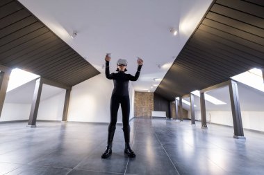 Kablosuz 360 görüntülü sanal gerçeklik kulaklıklı kadın. Üç boyutlu uzayda seyahat ve eğlence için film izlemek için 3 boyutlu aygıt aygıtı. 