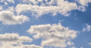 Mavi gökyüzü arkaplanının zaman atlaması. Kabarık, küçük, iplikçik çizgili bulutların katmanları. Rüzgarlı hava 