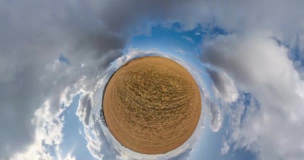 Circular Girando Amarillo Pequeño Planeta Hermoso Cielo Con Nubes Curvatura — Vídeo de stock