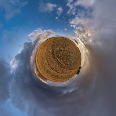 Mavi gökyüzünde güneşli ve güzel bulutlu küçük bir gezegen. Küresel panoramanın 360 derece dönüşümü. Küresel soyut hava görüntüsü. Uzayın eğriliği.