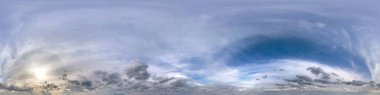 Kusursuz hdri panorama 360 derece açıyla mavi gökyüzünü 3 boyutlu grafiklerde veya oyun geliştirmede kullanılmak üzere güzel tüylü kümülüs bulutlarıyla görüntüle veya drone çekimini düzenle