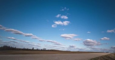 Mavi gökyüzü arkaplanının zaman çizelgesi çakıl yolu üzerinde küçük stratus sirrus çizgili bulutlar. Açık gün ve güzel rüzgarlı hava 