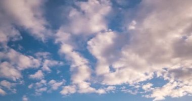 Mavi gökyüzü arkaplanının zaman akışı ve akşamları kabarık, ince iplikçikli, sirrus çizgili bulutlar. Rüzgarlı hava 