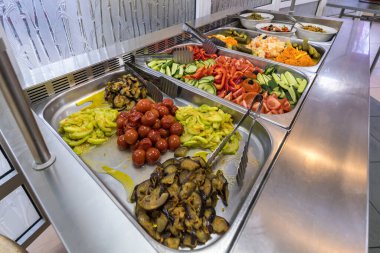 Farklı türde sebze salataları. Yemek kavramı Her şeyi kapsayan açık büfe tarzı