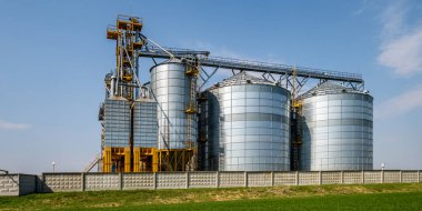 Modern Granary asansörü. Tarım işleme ve üretim tesisinde tarım ürünleri, un, tahıl ve tahıl işleme ve depolama için gümüş silolar. tohum temizleme hattı 