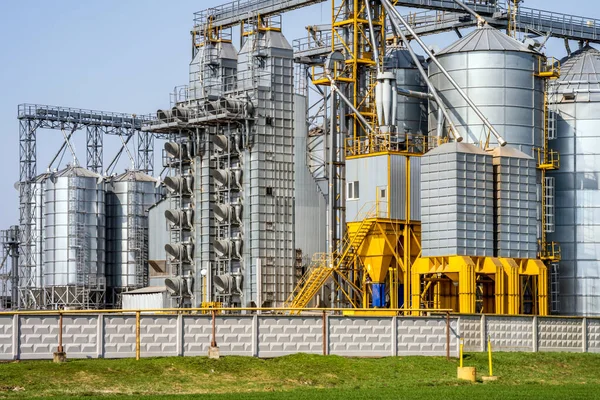 Modern Granary Elevator Silver Silos Agro Processing Manufacturing Plant Processing — Stock Photo, Image