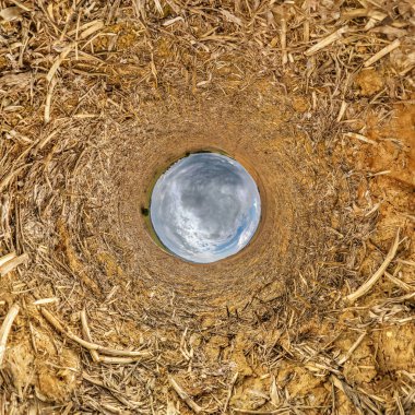 Mavi gökyüzü topu girdabın ortasında. Küresel panorama 360 derecedeki küçük gezegen dönüşümünün tersi. Uzayın eğriliği.