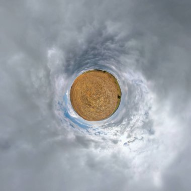 Mavi gökyüzünde güzel bulutları olan küçük bir gezegen. Küresel panoramanın 360 derece dönüşümü. Küresel soyut hava görüntüsü. Uzayın eğriliği.