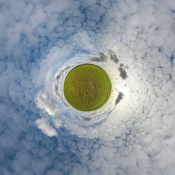 Maličká Planeta Modré Obloze Krásnými Mraky Transformace Sférického Panoramatu 360 — Stock fotografie