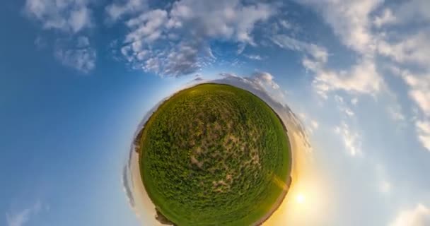 Pequeño Planeta Verde Gira Rápidamente Entre Hermoso Cielo Azul Con — Vídeo de stock