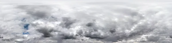嵐の前にシームレスな曇りの暗い空Hdriパノラマ360度の角度ビュースカイドームとして3Dグラフィックスで使用するための天頂と美しい雲や編集ドローンショット — ストック写真