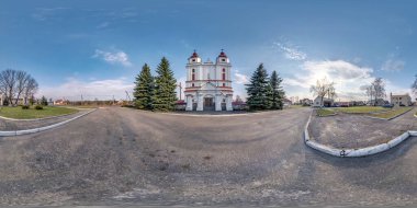 Tam hdri panorama 360 derece açıyla eski katolik kilisesinin girişine yakın zenit ve nadir eşkenar dörtgen projeksiyonla. VR AR içeriği