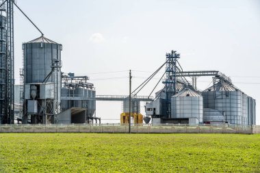 Modern Granary asansörü. Tarım işleme ve üretim tesisinde tarım ürünleri, un, tahıl ve tahıl işleme ve depolama için gümüş silolar. tohum temizleme hattı 