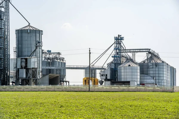 Moderno Ascensore Granaio Silos Argento Agro Trasformazione Impianto Produzione Lavorazione — Foto Stock