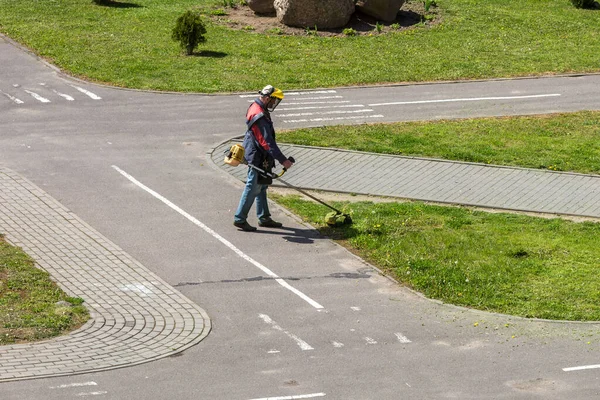 Gramado Homem Trabalhador Cortar Grama Seca Com Cortador Grama — Fotografia de Stock