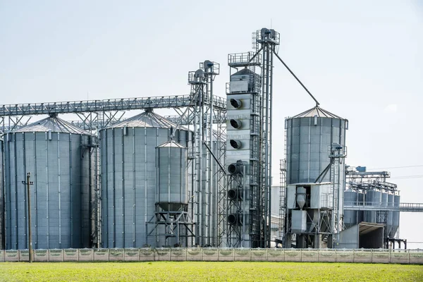 Moderno Ascensor Granary Silos Plata Planta Agroprocesadora Manufacturera Para Procesamiento — Foto de Stock