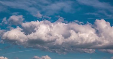 Rüzgârlı havada kıvırcık bulutların birkaç kabarık kıvrımlı katmanının 4k hızlandırılmış klibi