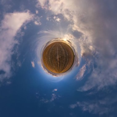 Mavi gökyüzünde güzel bulutları olan küçük bir gezegen. Küresel panoramanın 360 derece dönüşümü. Küresel soyut hava görüntüsü. Uzayın eğriliği.
