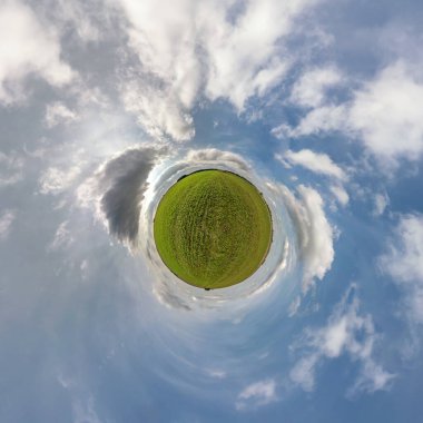 Mavi gökyüzünde güzel bulutları olan küçük bir gezegen. Küresel panoramanın 360 derece dönüşümü. Küresel soyut hava görüntüsü. Uzayın eğriliği.