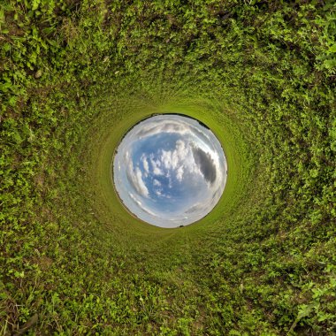 Mavi gökyüzü topu girdabın ortasında. Küresel panorama 360 derecedeki küçük gezegen dönüşümünün tersi. Uzayın eğriliği.