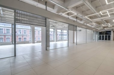 Sütunları ve panoramik pencereleri olan modern beyaz oda. Ofis ya da depo için oda