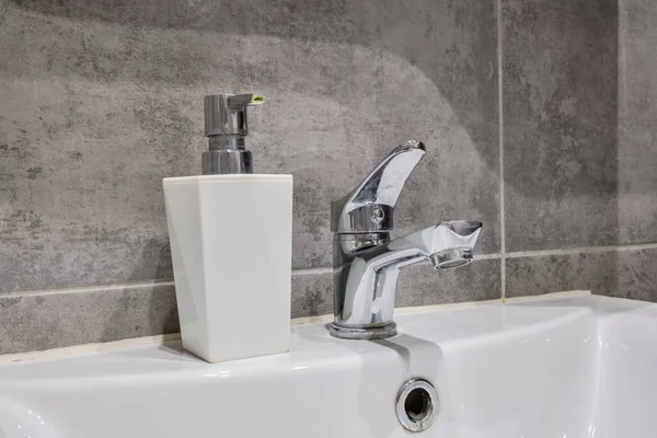 Lavabo Con Rubinetto Bagno Costoso — Foto Stock