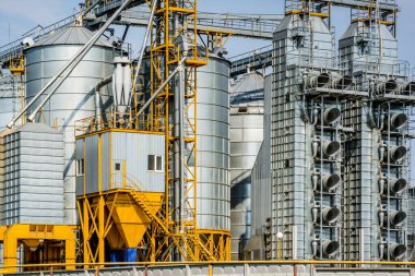 Modern Granary asansörü. Tarım işleme ve üretim tesisinde tarım ürünleri, un, tahıl ve tahıl işleme ve depolama için gümüş silolar. tohum temizleme hattı 