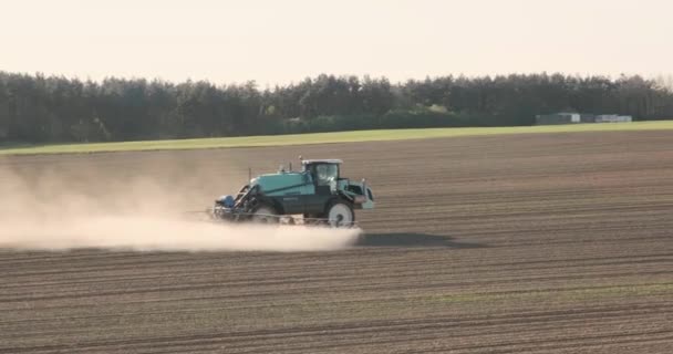 現場で自走式噴霧器トラクター 農薬や化学物質による雑草管理 — ストック動画